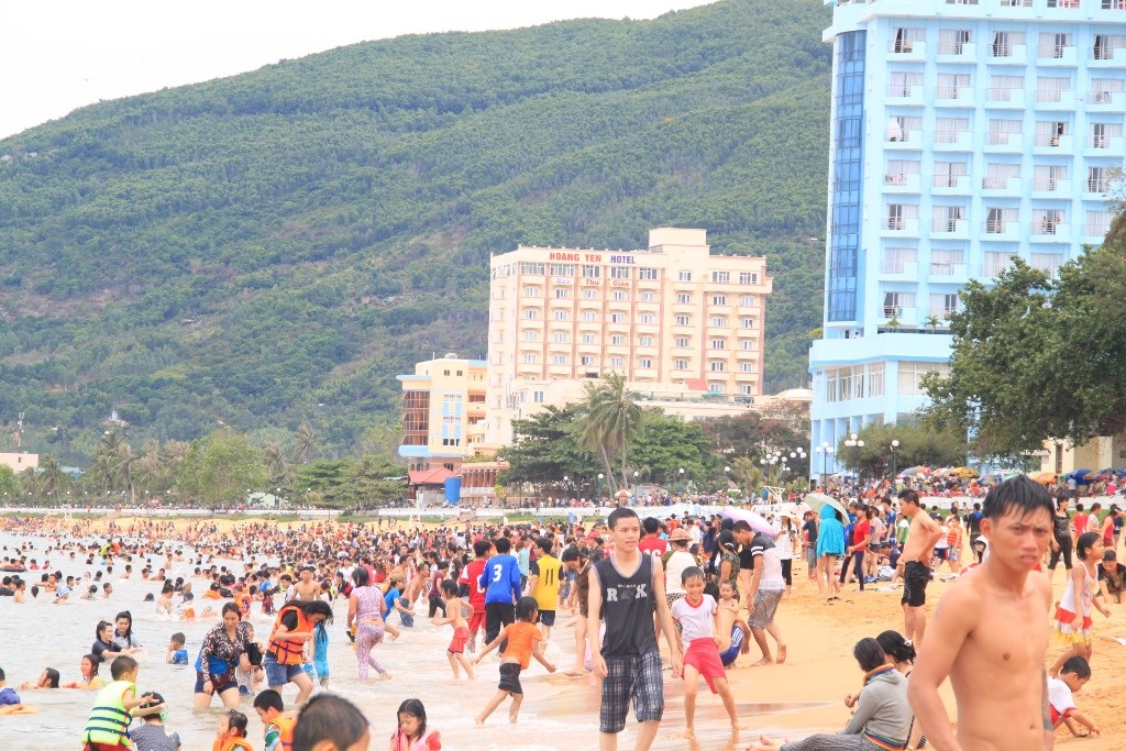 Biển Quy Nhơn đông nghịt người ngày Tết Đoan Ngọ
