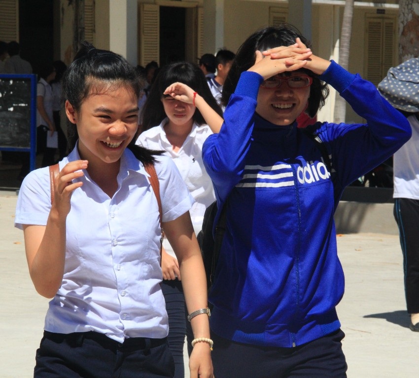 Các thí sinh tươi tắn rời phòng thi. (Ảnh: Doãn Công)