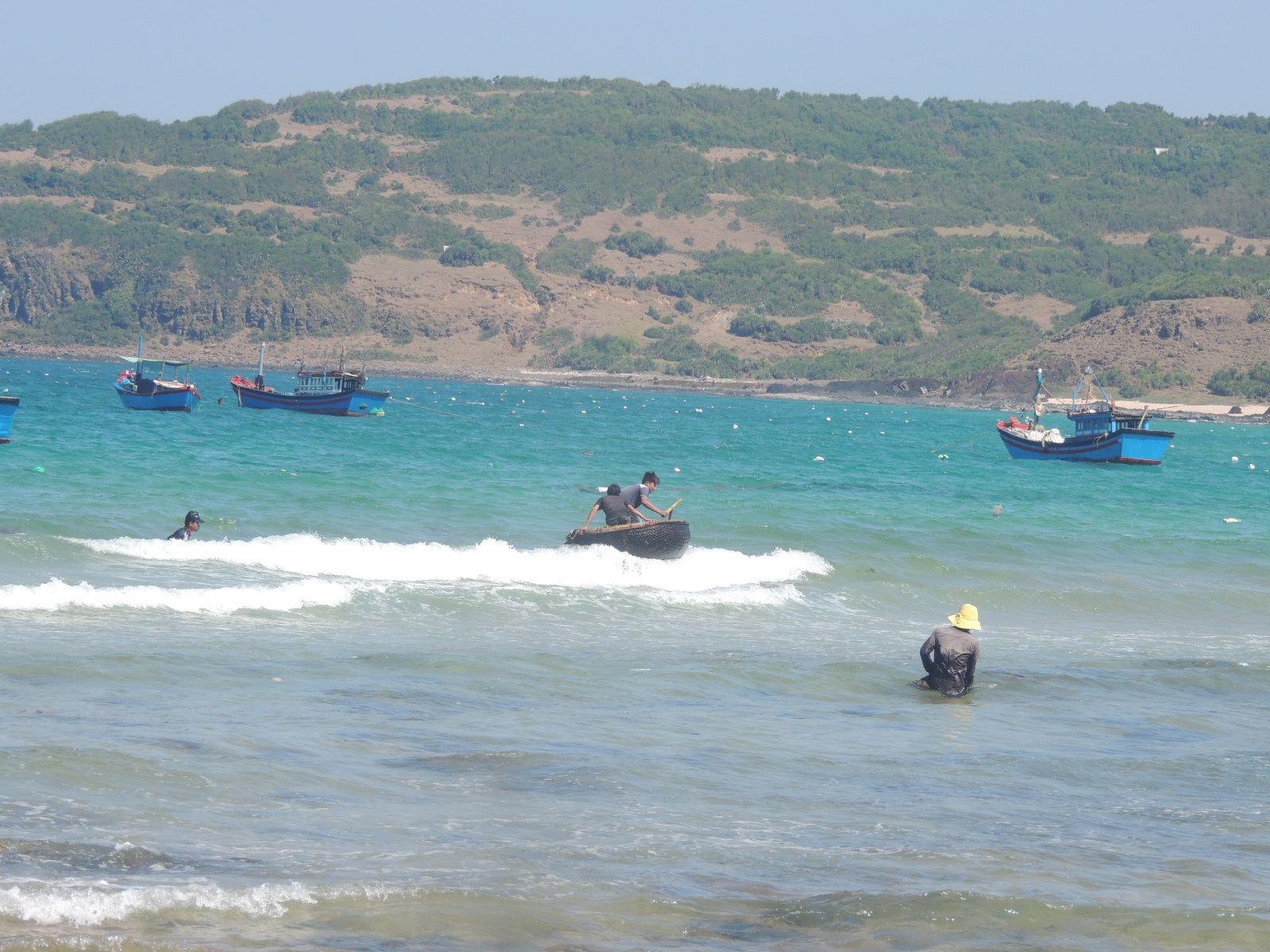 Dò dẫm từng bước trên ghềnh
đá lởm chởm sắc nhọn, người vớt rong đối mặt với nhiều hiểm nguy