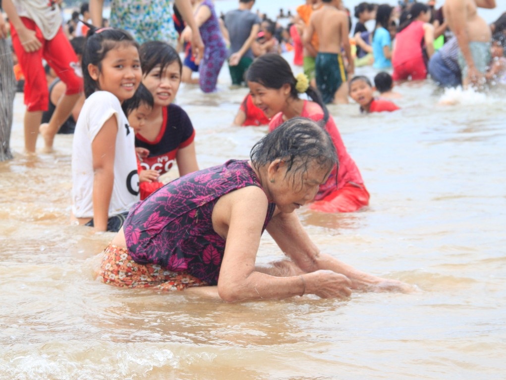 Già trẻ, gái trai đổ xô ra biển tắm xả xui, trừ bệnh tật