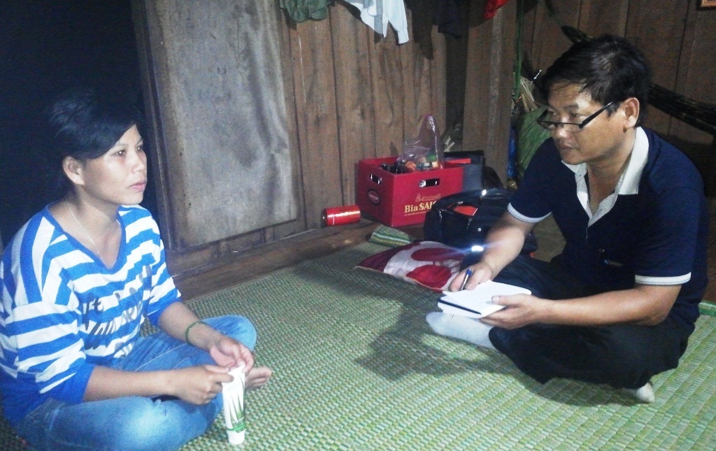 Bản làng Ba Na "nóng" chuyện bán hàng đa cấp - 3 Chị Bé tay cầm hộp kem đánh răng nha đam, vật chứng tố cáo L. đã lừa người đồng bào
