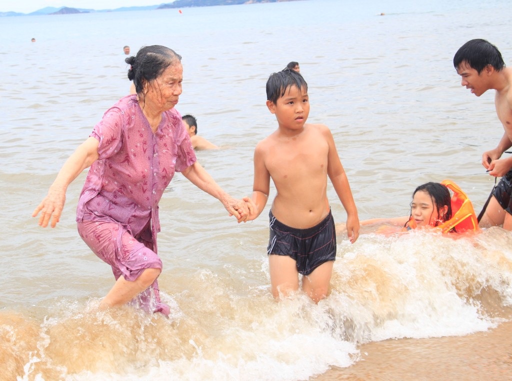 Già trẻ, gái trai đổ xô ra biển tắm xả xui, trừ bệnh tật