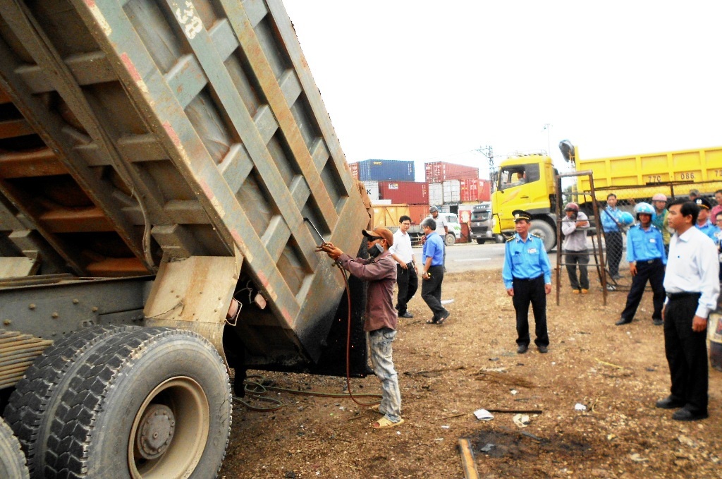 Lực lượng chức năng buộc hạ tải và xử phạt chủ xe hơn 55 triệu đồng