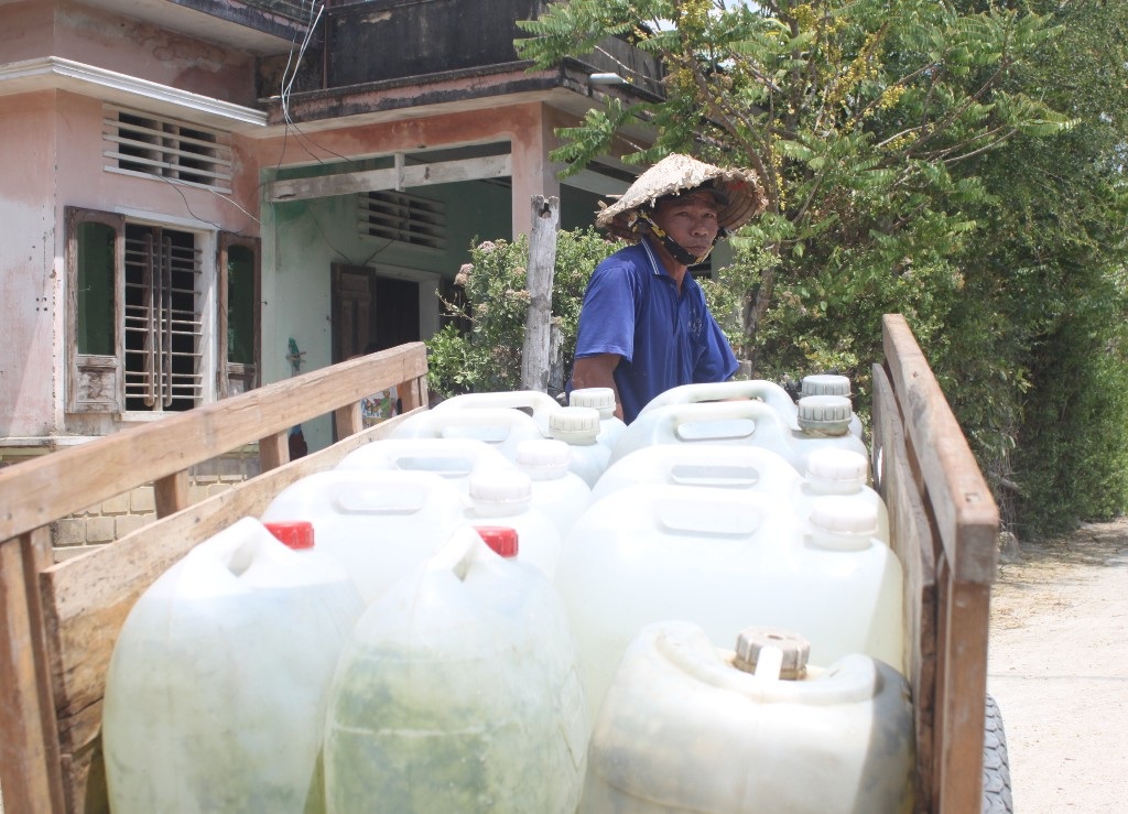 Người dân xã Mỹ Chánh, huyện Phù Mỹ nhiều năm chưa tới mùa hạn đã phải đi mua nước về dùng...