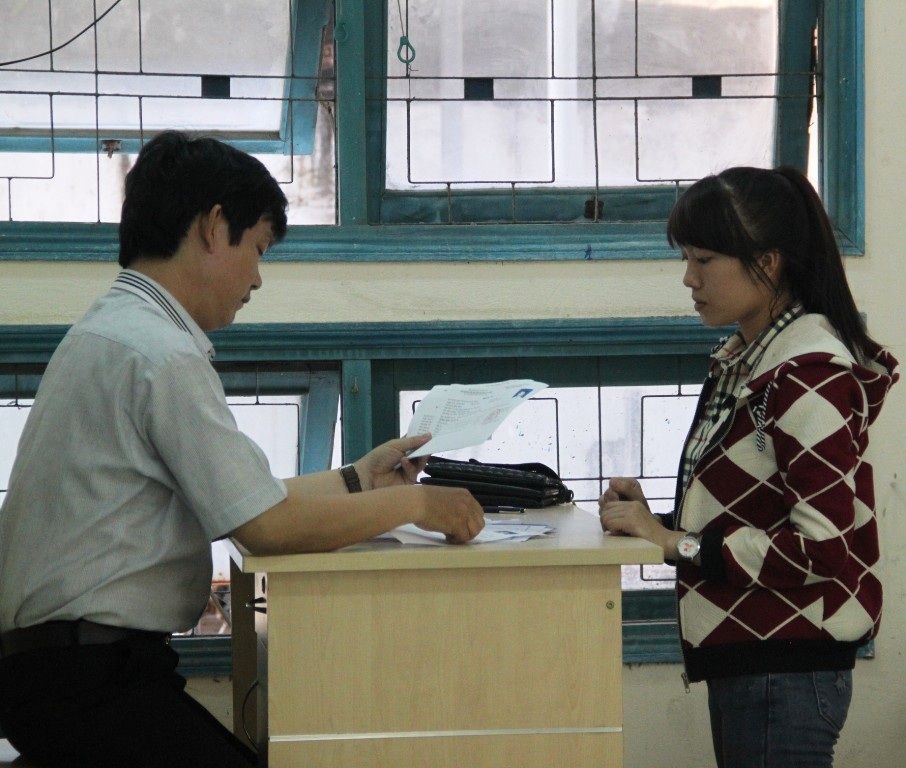 Cán bộ coi thi kiểm tra thông tin thí sinh.