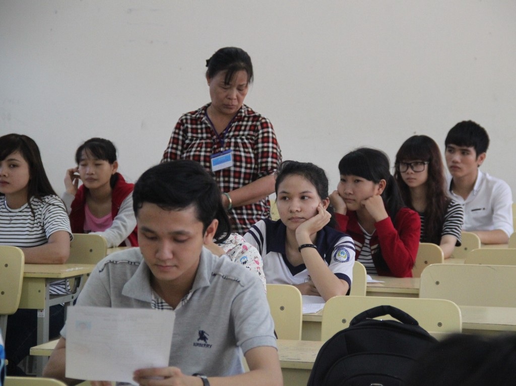 Dù mới là buổi làm thủ tục dự thi nhưng thí sinh không khỏi lo lắng và hồi hộp. (Ảnh: Doãn Công)