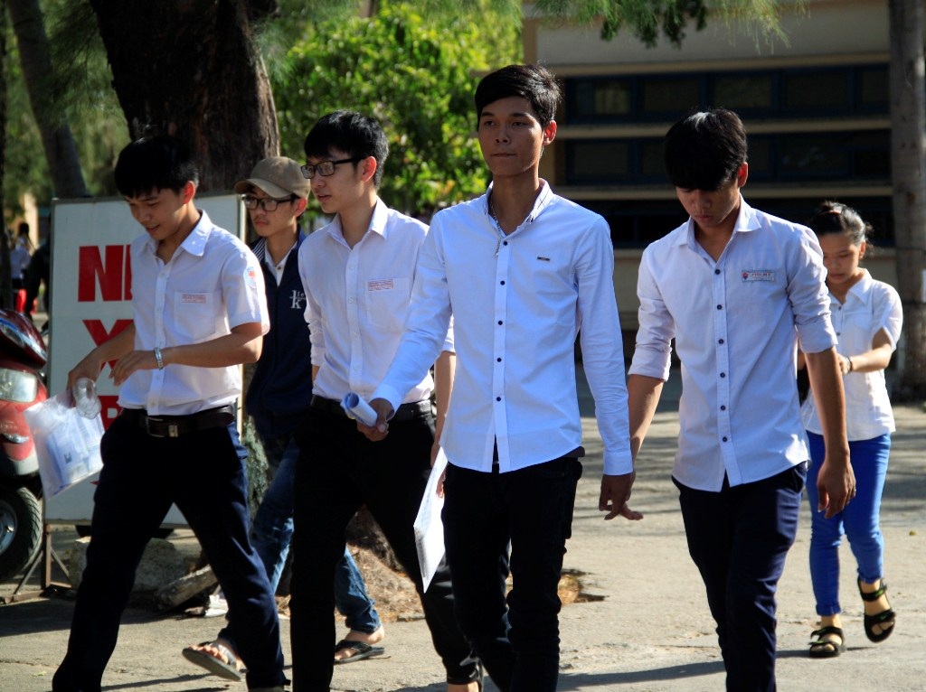 Nhiều thí sinh tại cụm thi tỉnh Bình Định nhận định đề Sinh Học khá khó (ảnh Doãn Công)