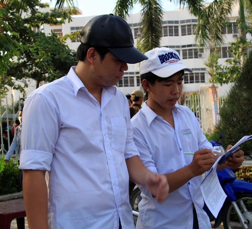 Các thí sinh dự thi môn Hóa Học tại cụm thi Bình Định nhận định đề Hóa vừa sức