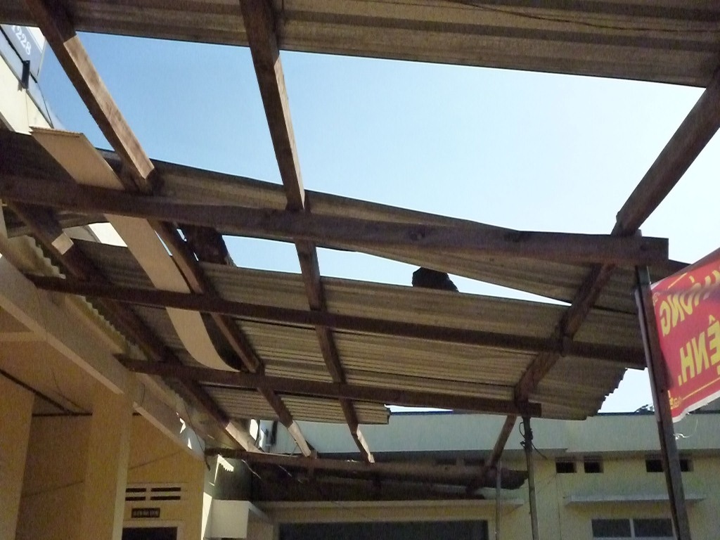 Lốc xoáy bất thường đánh sập mái của Trạm Y tế xã Hoài Tân (huyện Hoài Nhơn, Bình Định)