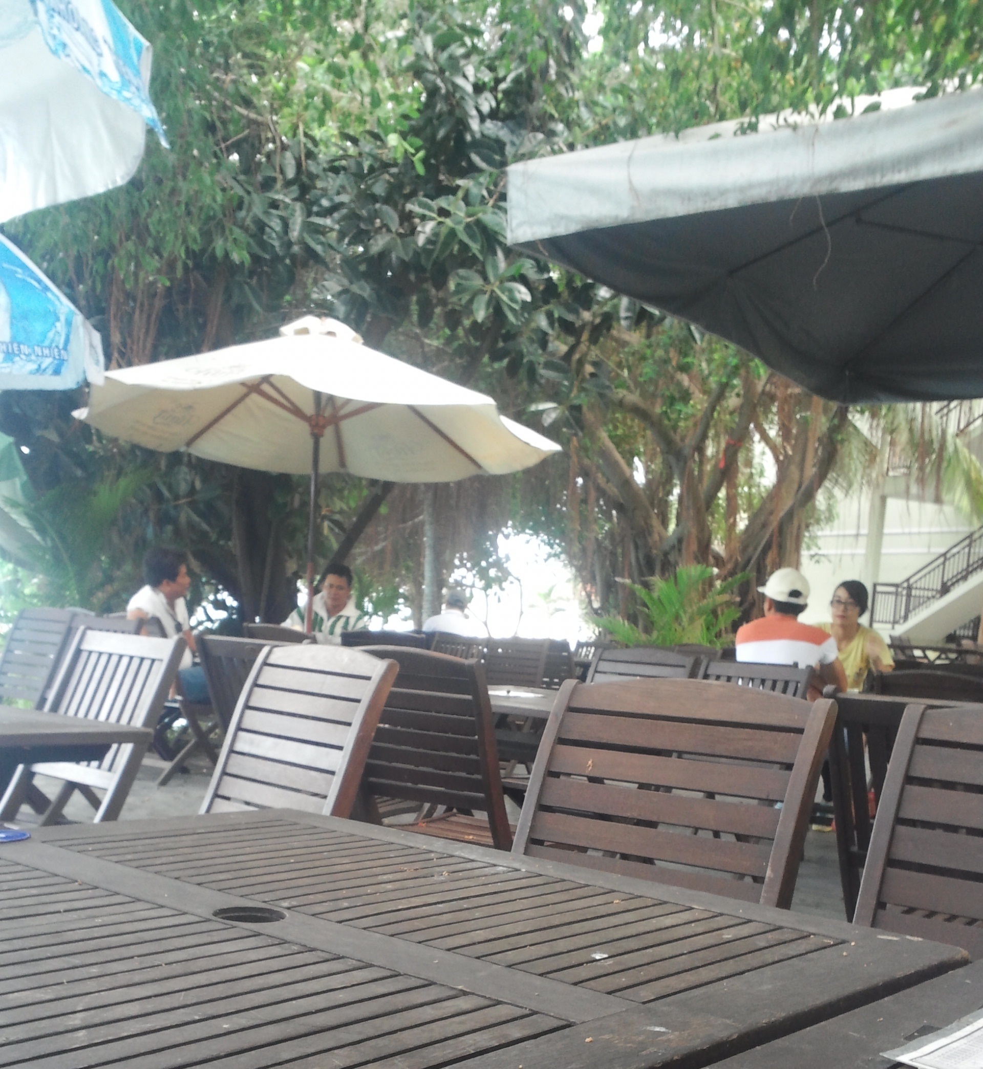 Hai bà cháu người Hà Nội tử vong trong bể bơi ở Quy Nhơn - 2 Chiều 21/7, sau khi xảy ra vụ tai nạn, quán cà phê H.G. vẫn mở cửa đón khách bình thường.