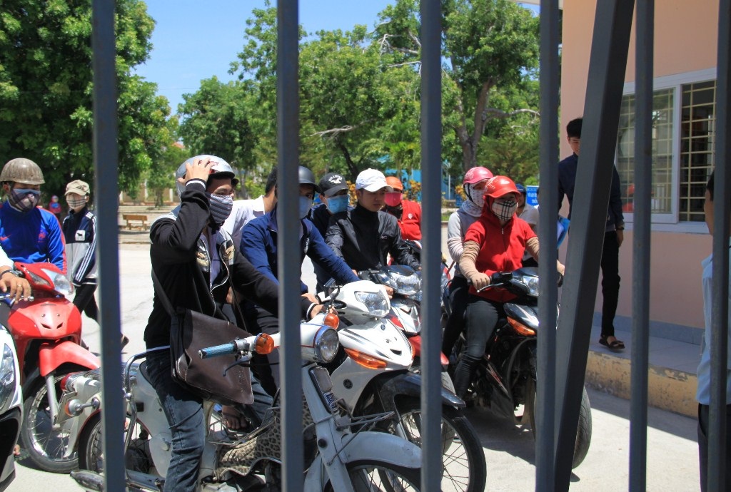 Thí sinh vô tư đi xe máy đến điểm thi Trường THPT Quốc học Quy Nhơn (ảnh Doãn Công)