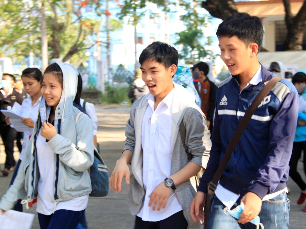 Thí sinh cười tươi sau khi kết thúc môn Vật lý tại cụm thi liên tỉnh Bình Định. (Ảnh: Doãn Công)