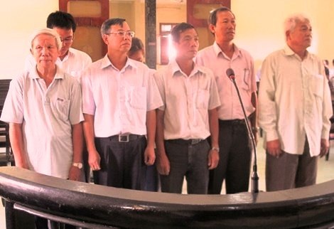Hoãn tòa vì nữ bị cáo sinh con - 1 Các bị cáo có mặt tại phiên tòa sáng nay 6/7 (ảnh T. Lộc)