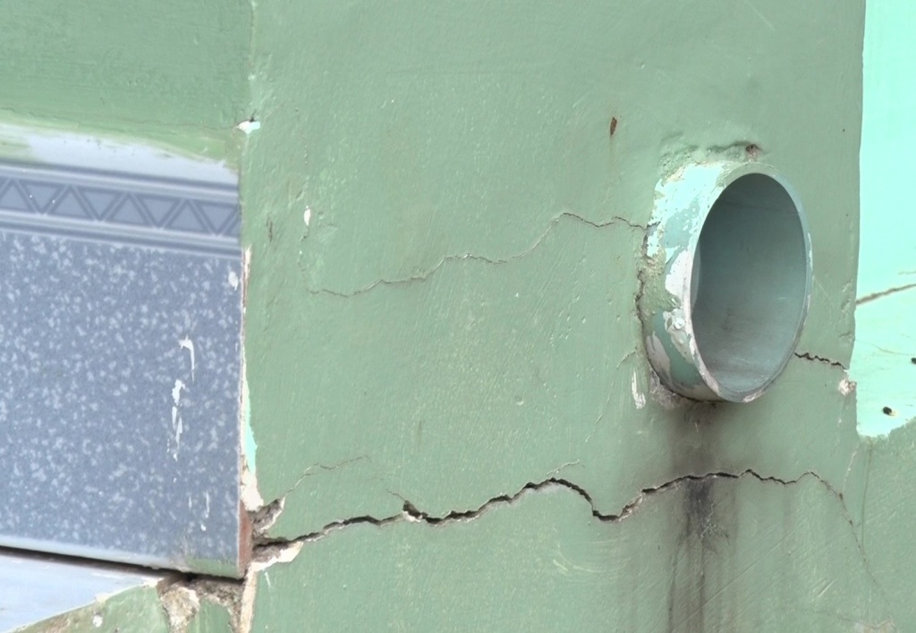 Dân đòi doanh nghiệp bồi thường vì nổ mìn làm nứt nhà - 2 Người dân cho rằng Công ty Cổ phần Đầu tư 1-5 nổ mìn phá đá làm nứt tường của nhà dân