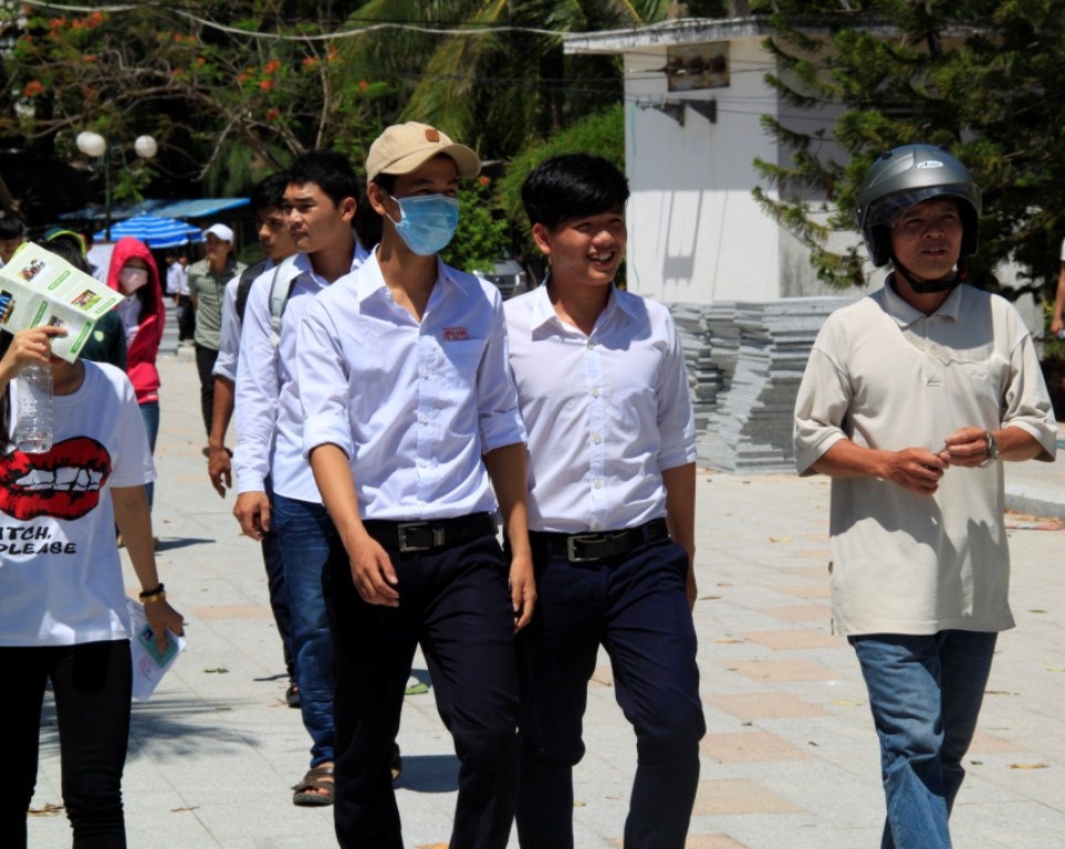 Vừa hết 2/3 thời gian môn Văn là thí sinh đã nộp bài ra gần hết