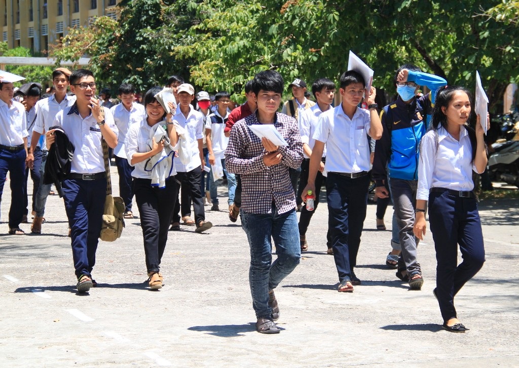 Thí sinh dự thi tại cụm thi tỉnh Bình Định nhận định đề Toán có độ phân hóa cao (ảnh Doãn Công)