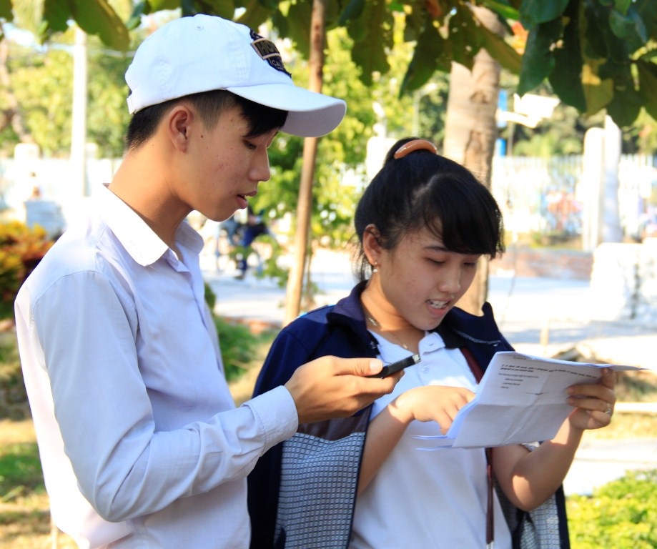 Thí sinh xem lại đề thi Ngoại Ngữ. (Ảnh: Doãn Công)