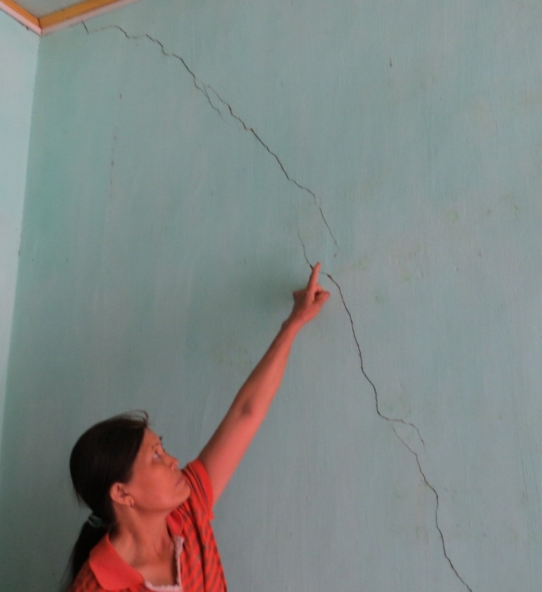 Người dân cho rằng Công ty Cổ phần Đầu tư 1-5 nổ mìn phá đá làm nứt tường của nhà dân