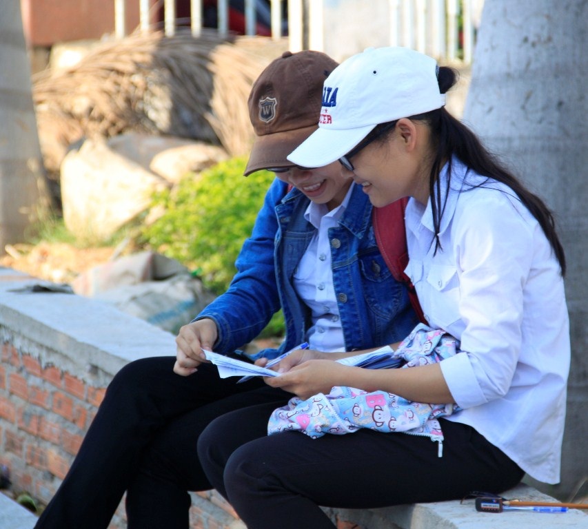 Thí sinh cười tươi sau khi kết thúc môn Vật lý tại cụm thi liên tỉnh Bình Định. (Ảnh: Doãn Công)