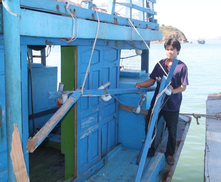 Tàu cá Bình Định bị tàu lạ đâm ở Trường Sa