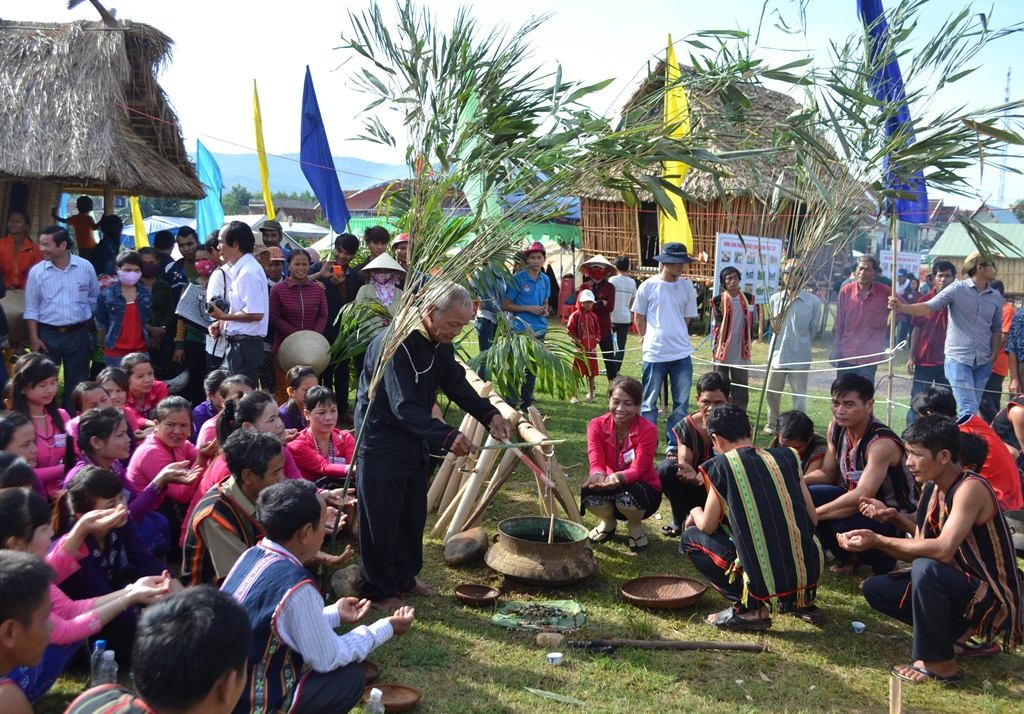 Lễ hội cúng nước người đồng bào H're huyện An Lão 