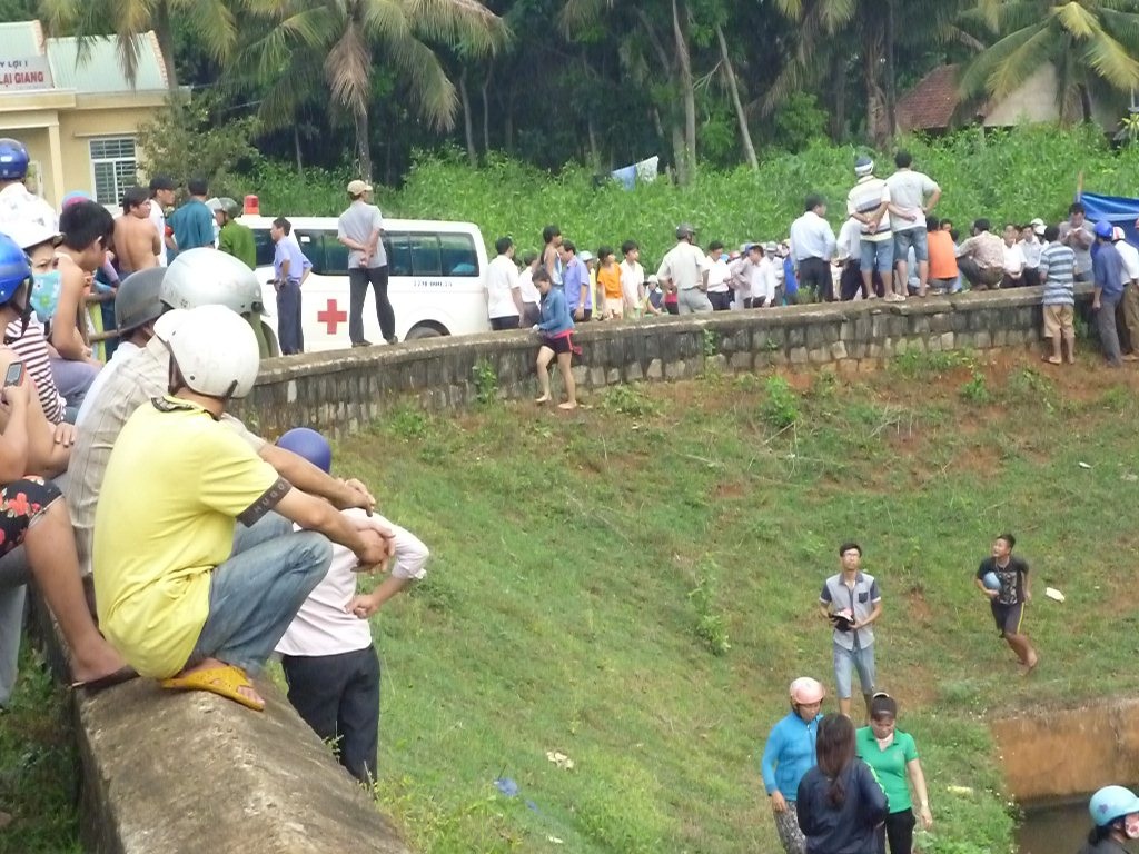 Nhiều người dân hiếu kỳ tập trung quanh nơi phát hiện sự việc.