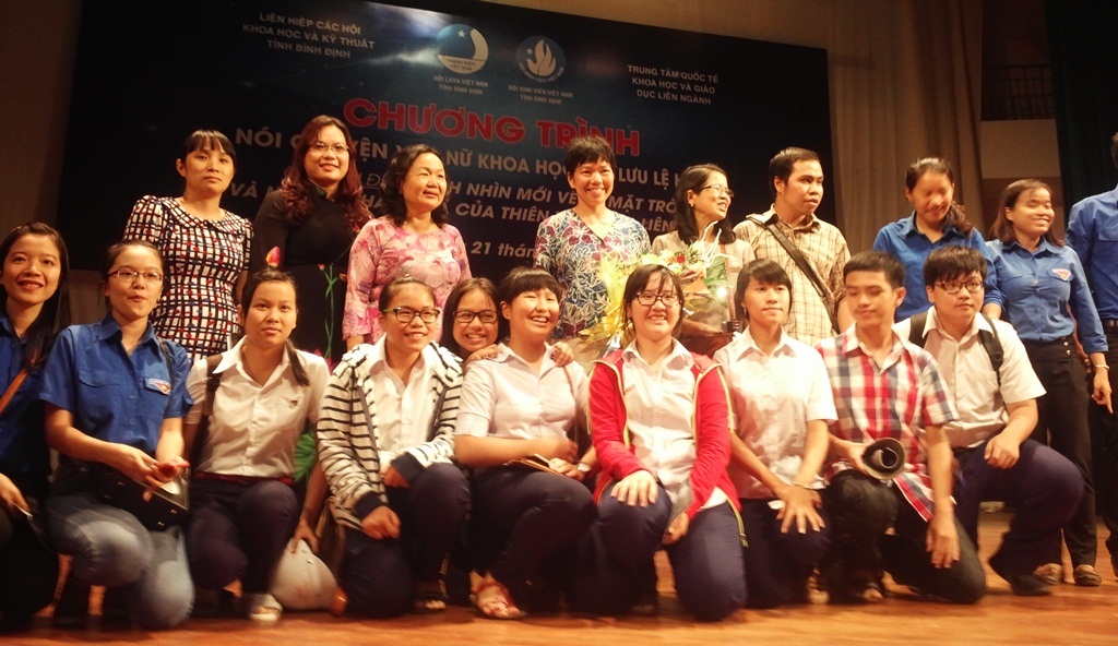 GS Harvard Lưu Lệ Hằng: "Nghiên cứu khoa học không bao giờ quá muộn..." - 8 GS Lưu Lệ Hằng chụp ảnh lưu niệm cùng các bạn trẻ.