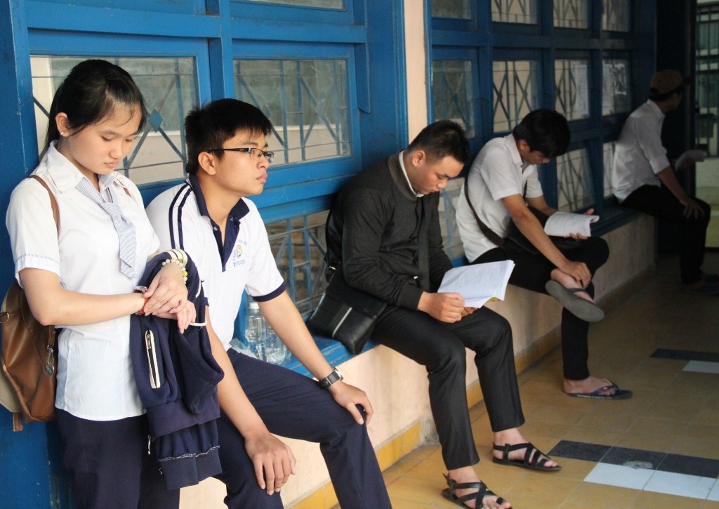 Tranh thủ xem lại kiến thức quan trọng (ảnh Doãn Công)