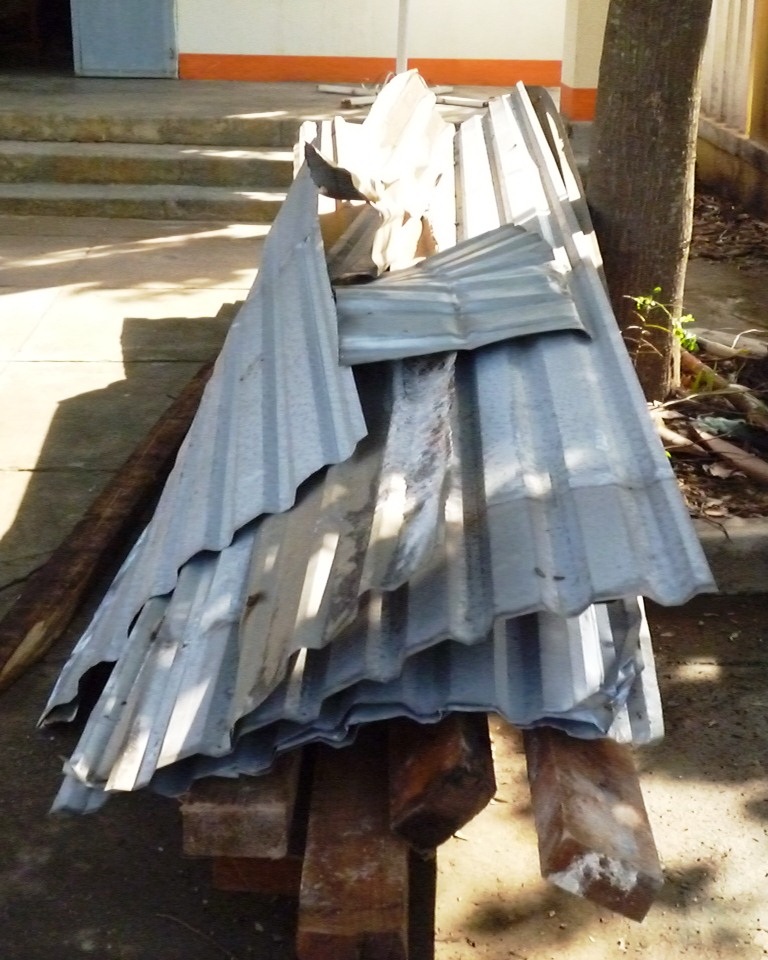 Xà gồ mái nhà bằng gỗ nặng cũng bị gió thổi bay