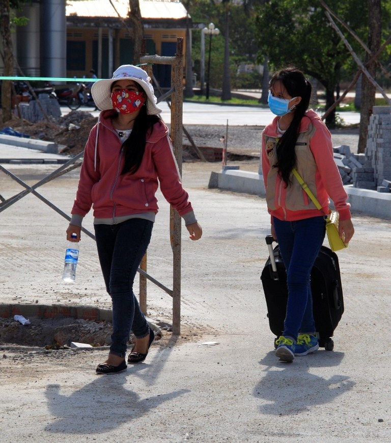 Thí sinh hối hả về quê sau buổi thi môn Hóa Học