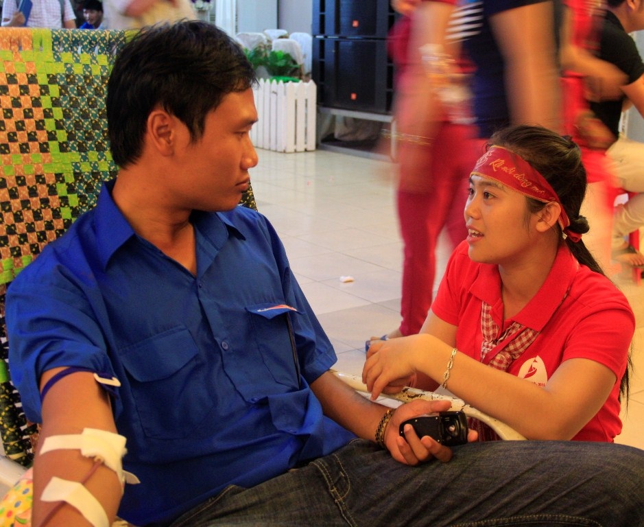 Điều phối viên đang giải thích việc cần thiết của việc hiến máu cứu người