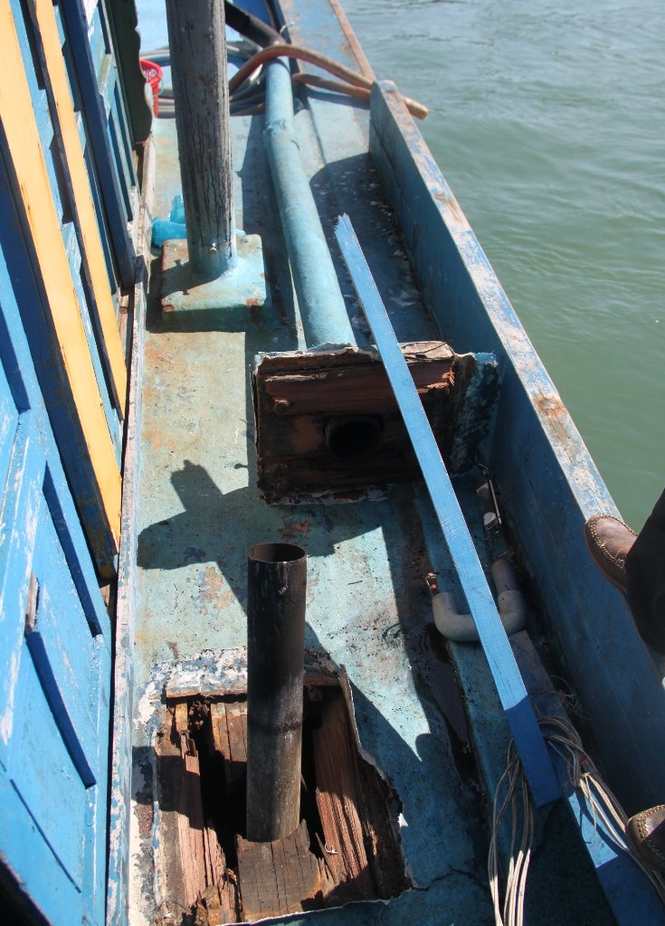 Tàu BĐ 96496 TS bị tàu lạ đâm hư hỏng giàn đèn câu,...