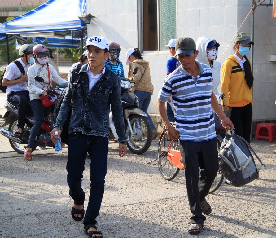 Thí sinh hối hả về quê sau buổi thi môn Hóa Học