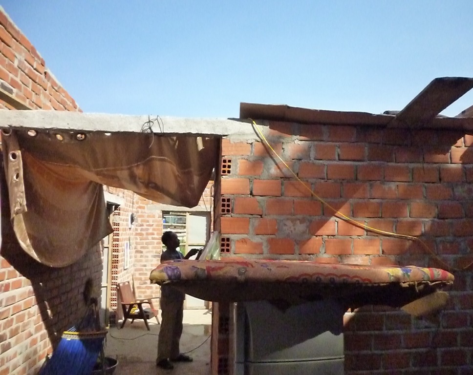 Hơn chục hộ dân bị lốc xoáy cuốn phăng trần nhà, mái nhà