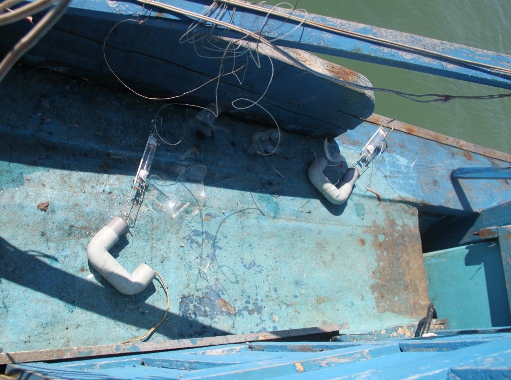 Tàu BĐ 96496 TS bị tàu lạ đâm hư hỏng giàn đèn câu,...