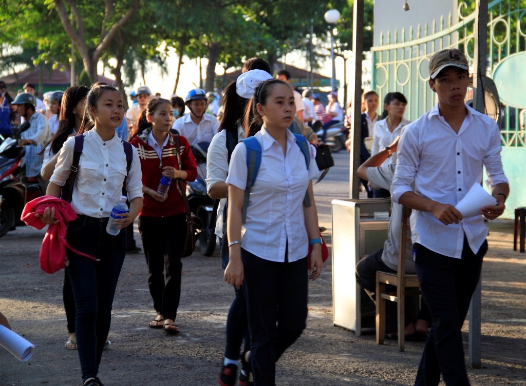 Các thí sinh đến các điểm thi từ rất sớm