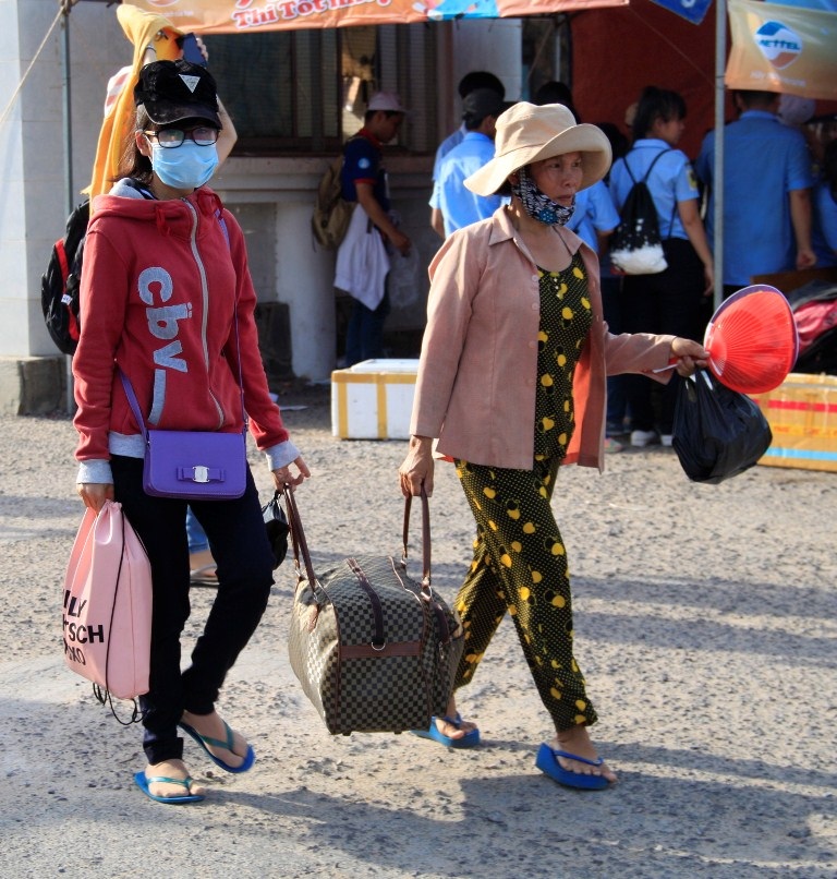 Thí sinh hối hả về quê sau buổi thi môn Hóa Học