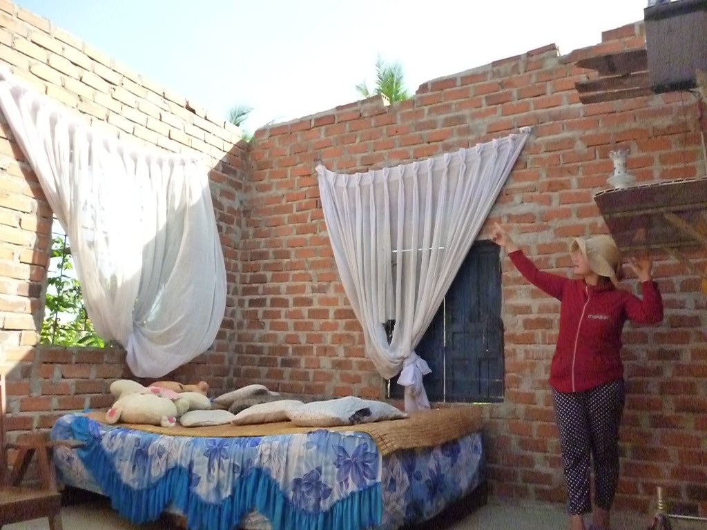 Hơn chục hộ dân bị lốc xoáy cuốn phăng trần nhà, mái nhà