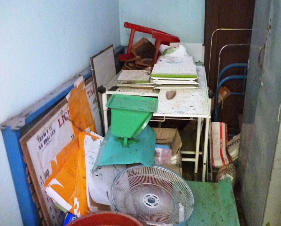 Nhiều vật dụng y tế, quạt điện Trạm Y tế xã Hoài Tân bị hư hỏng