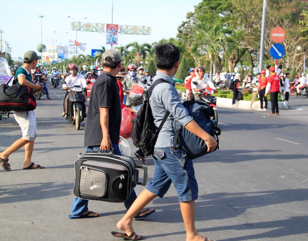 Thí sinh hối hả về quê sau buổi thi môn Hóa Học