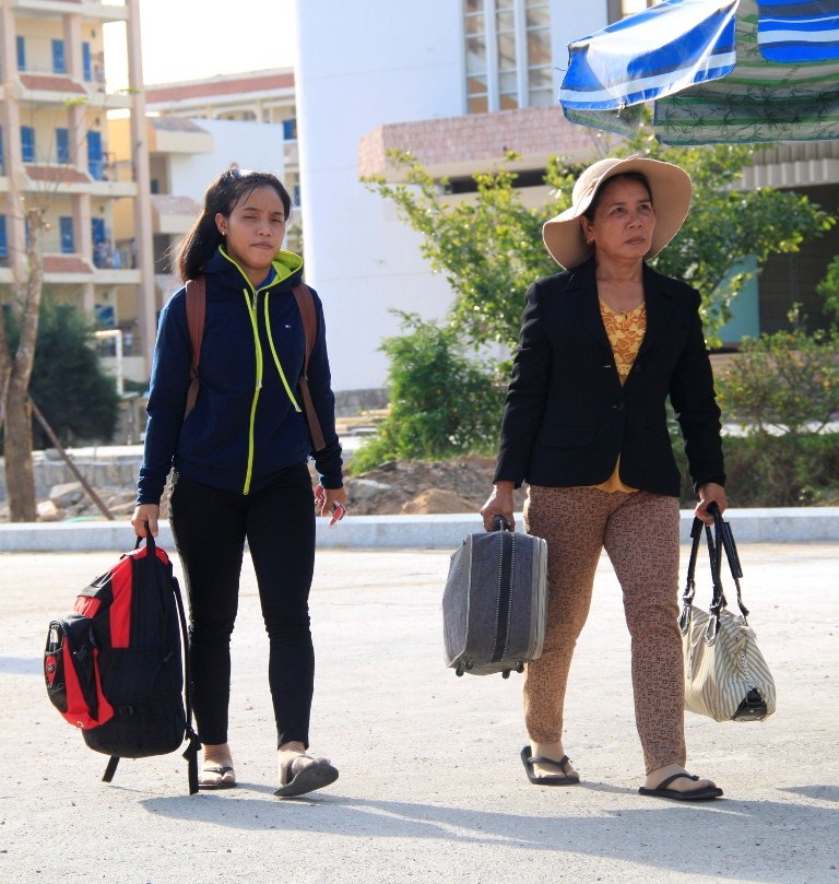 Thí sinh hối hả về quê sau buổi thi môn Hóa Học