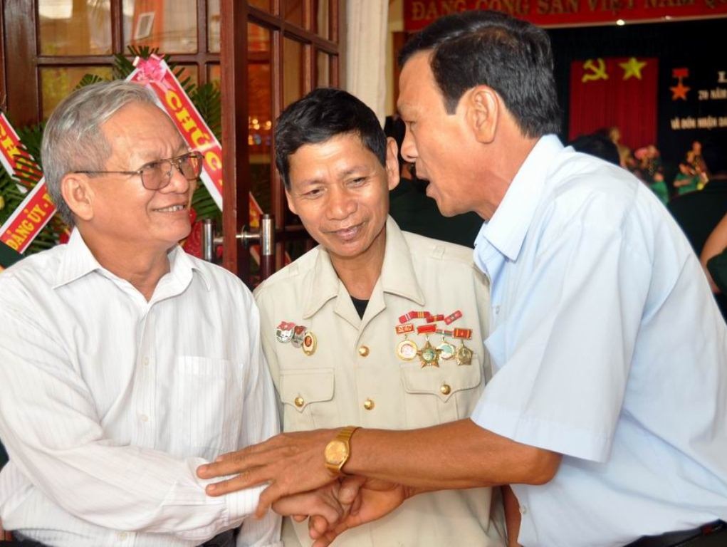 Những người đồng đội cũ tay bắt mặt mừng sau bao năm mới có dịp gặp lại 