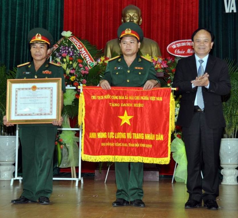 Những người đồng đội cũ tay bắt mặt mừng sau bao năm mới có dịp gặp lại 