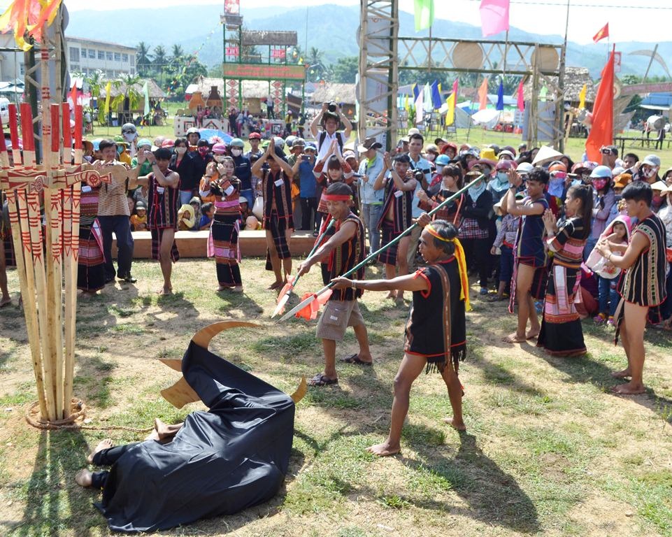 Tái hiện lễ hội đâm trâu mừng nhà rông mới của đồng bào Bana huyện Vĩnh Thạnh