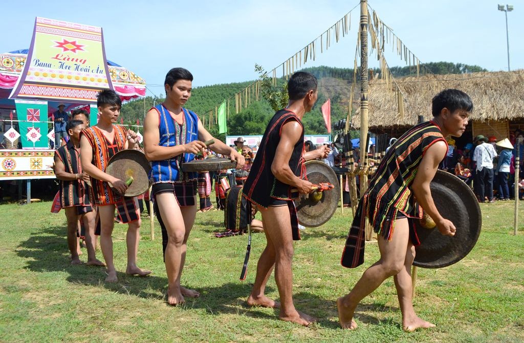 Diễn táu cồng chiêng đón khách về xem tái hiện Tết trâu của người Bana huyện Hoài Ân