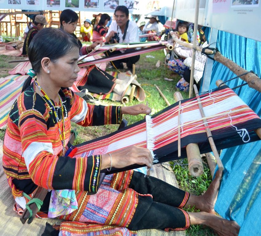 Thi dệt thổ cẩm trong Ngày hội