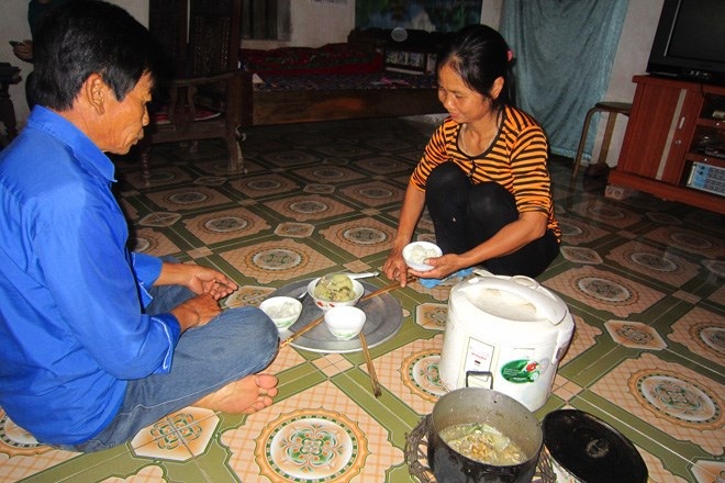 “Cõng nợ” vì giấc mơ sang Nhật thoát nghèo - 1 Bữa cơm đạm bạc của vợ chồng anh Trần Xuân Lý - người đang mang nợ 7.000USD.