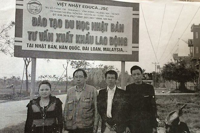 “Cõng nợ” vì giấc mơ sang Nhật thoát nghèo - 2 Bữa cơm đạm bạc của vợ chồng anh Trần Xuân Lý - người đang mang nợ 7.000USD.
