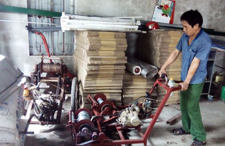 Anh Phan Viết Thành kiểm tra máy tải lúa trước khi giao cho khách hàng.