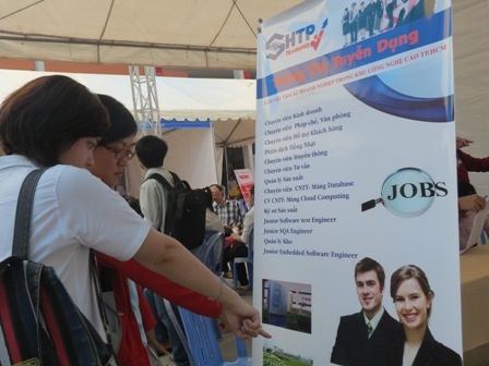 Nhiều sinh viên tham gia ngày hội còn có cơ hội nhận được nhiều phần quà may mắnȮ